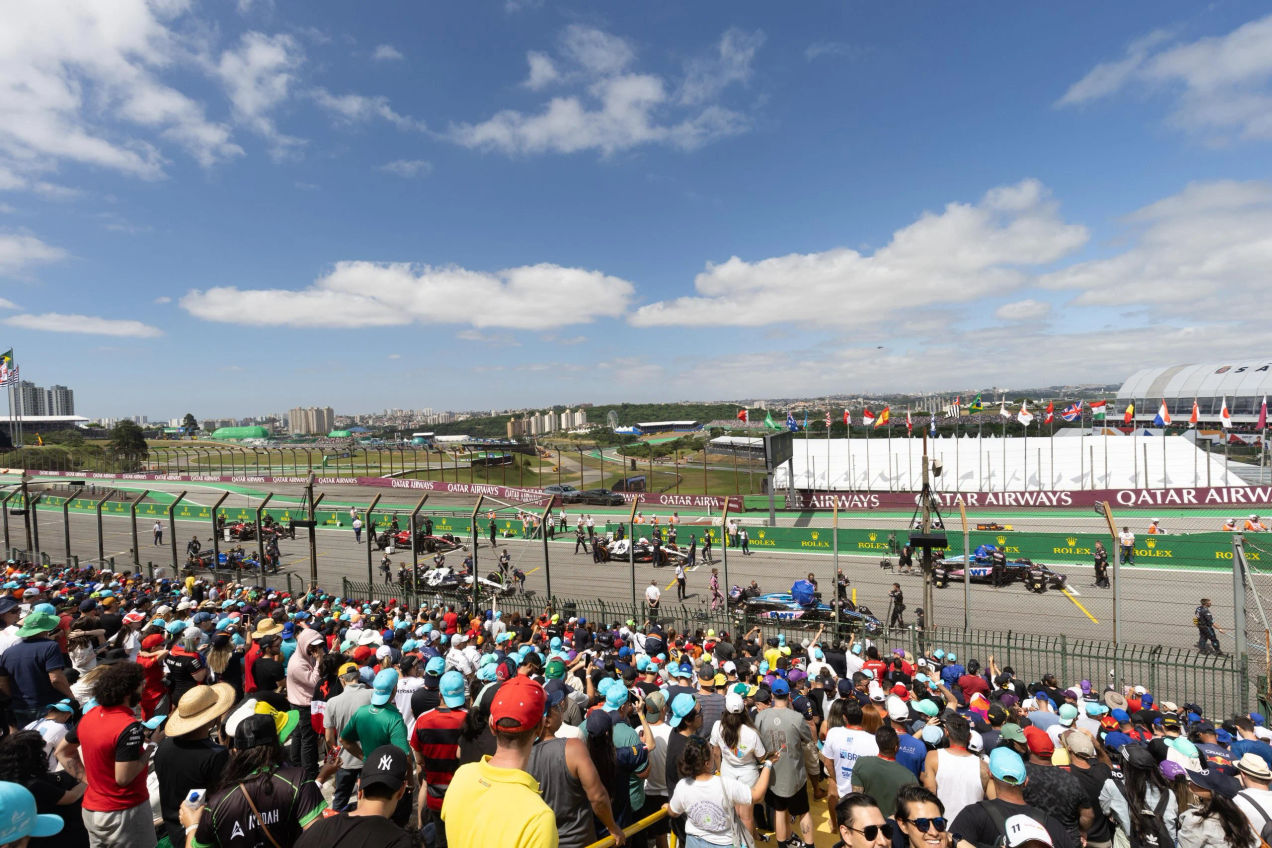 Uitzicht op het circuit vanaf tribune A bij de GP van Brazilië
