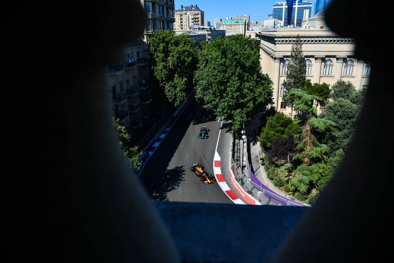Vue d'en haut sur une partie du circuit de la ville de Bakou