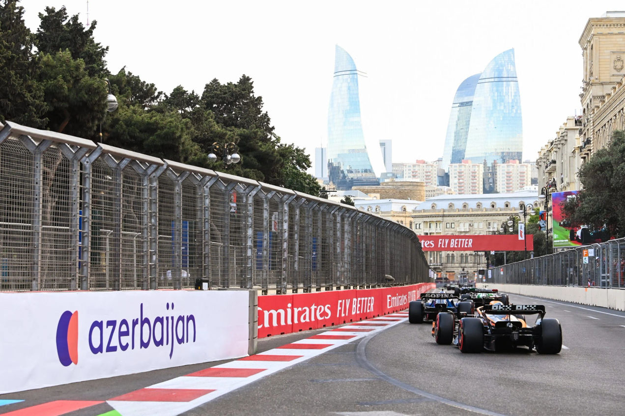 Voitures de Formule 1 sur le circuit de Baku City