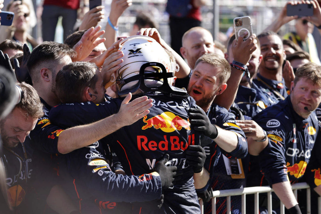 Max Verstappen en het Red Bull-team vieren een overwinning