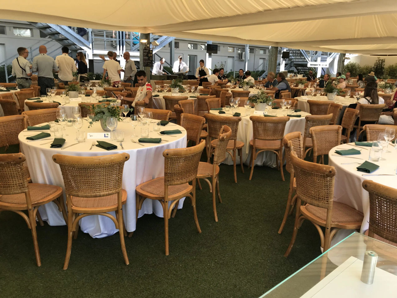 Een blik op het overdekte eetgedeelte van de Garden Lounge horecagelegenheid