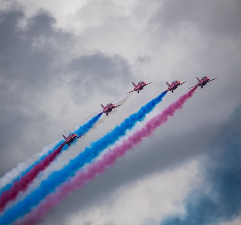 Aviones sobrevuelan el circuito de Silverstone soltando humo rojo, blanco y azul