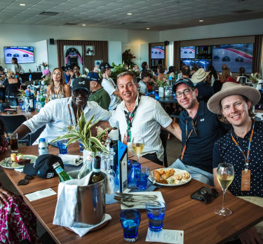Los aficionados a la F1 disfrutan de la comida y la bebida en el Alpine Paddock Lounge