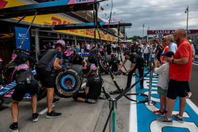 F1-fans zien de Alpine pitcrew aan het werk tijdens een paddocktour