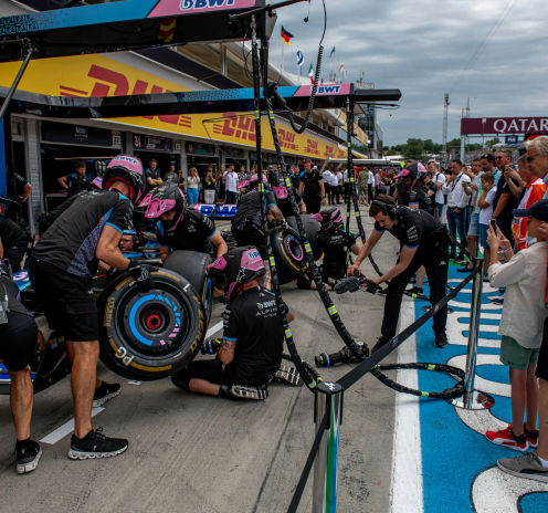 F1-fans zien de Alpine pitcrew aan het werk tijdens een paddocktour