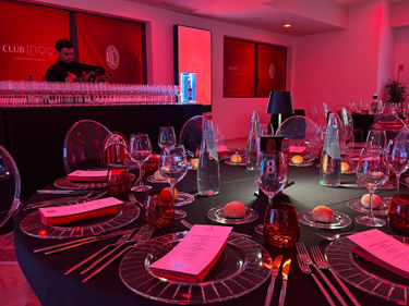 Table dressée dans le salon d’hospitalité de l’AC Milan