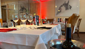Tisch mit Weingläsern in der AC Milan Hospitality-Lounge