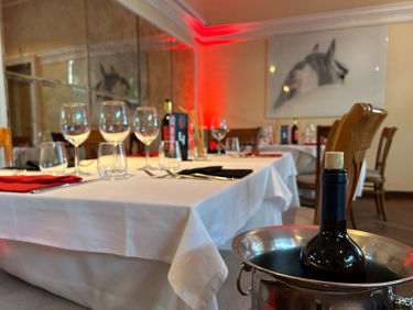 Table avec verres à vin dans le salon d’hospitalité de l’AC Milan