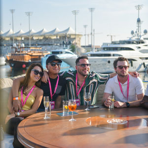 Invitados del Yate VIP Hospitality disfrutando de una copa en el yate