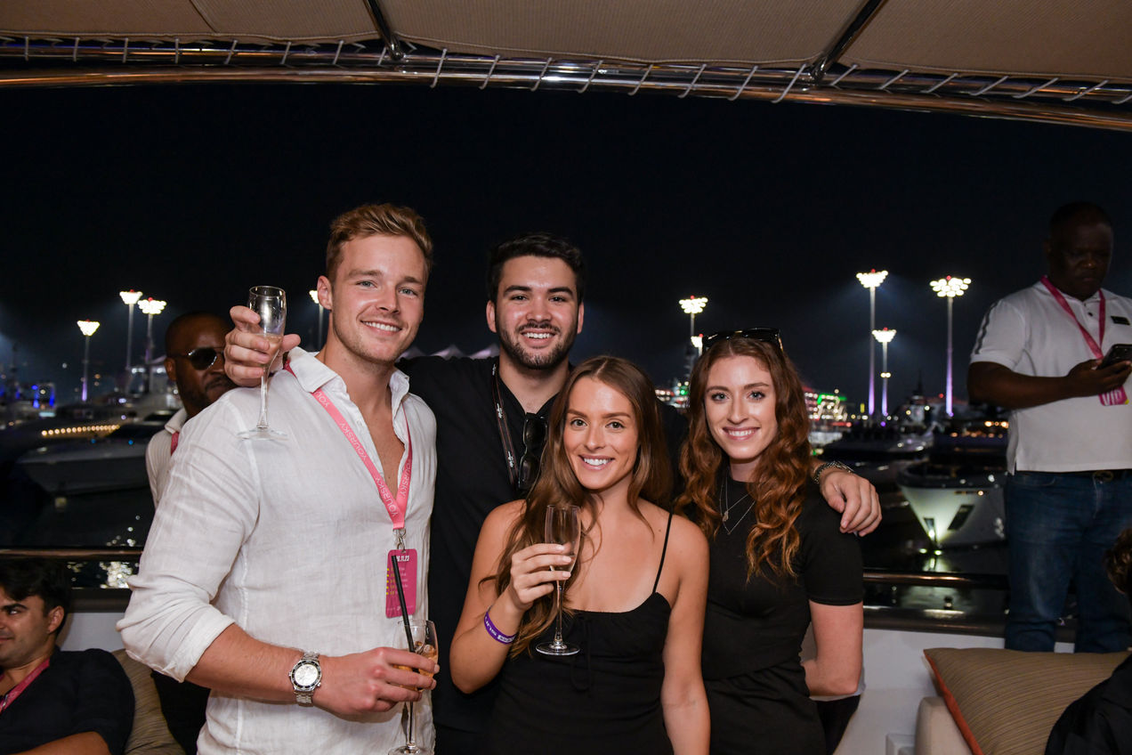 Un grupo de visitantes del Yacht VIP Hospitality posa para una foto