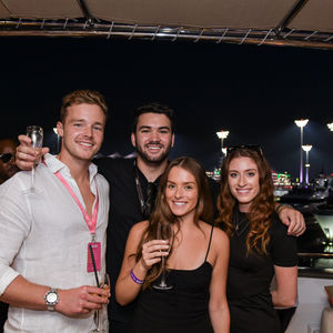 Un grupo de visitantes del Yacht VIP Hospitality posa para una foto