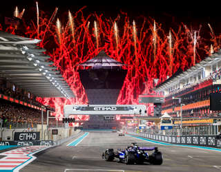 Feuerwerk, wenn die F1-Autos zum letzten Mal die Hauptgerade hinunterfahren