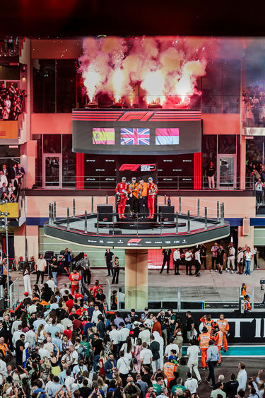 La ceremonia del podio del GP de Abu Dhabi con McLaren como vencedor