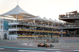 Un McLaren en la primera curva del circuito de Yas MarinaUn McLaren en la primera curva del circuito de Yas Marina
