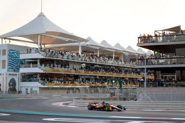 Un McLaren en la primera curva del circuito de Yas MarinaUn McLaren en la primera curva del circuito de Yas Marina