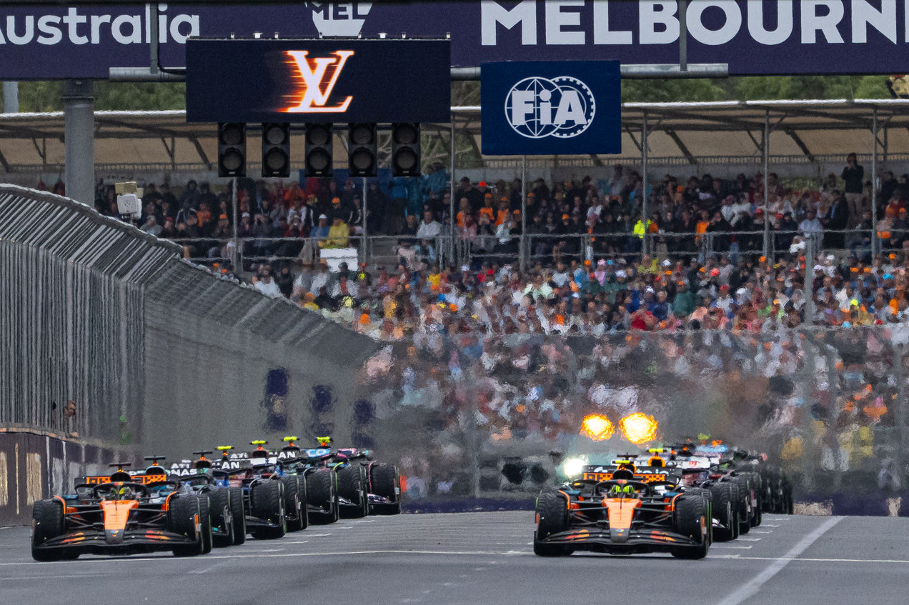 Les voitures de F1 se préparent sur la grille de départ pour le Grand Prix d'Australie