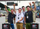 Un grupo de invitados de F1 Experiences posa para la foto con el trofeo del campeonato