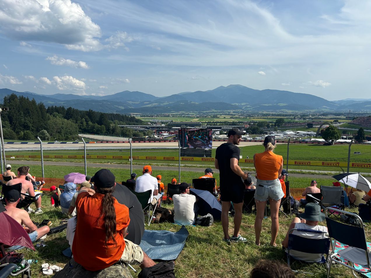 Zone d'admission générale au Grand Prix d'Autriche avec une vue imprenable sur les montagnes