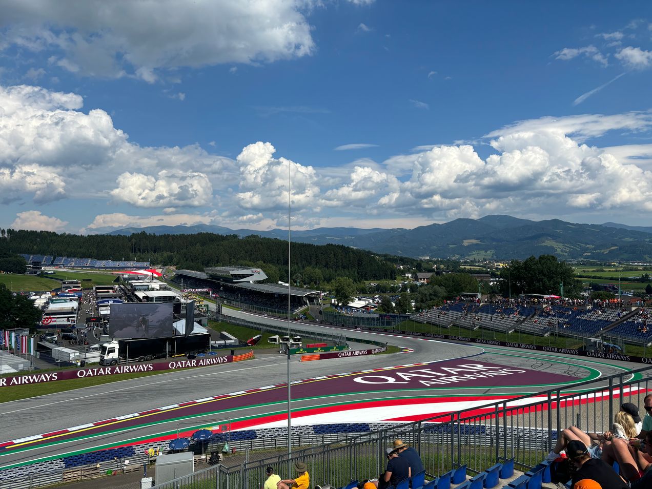 Tribunes Red Bull A & B geven je uitzicht op de eerste bocht van het circuit