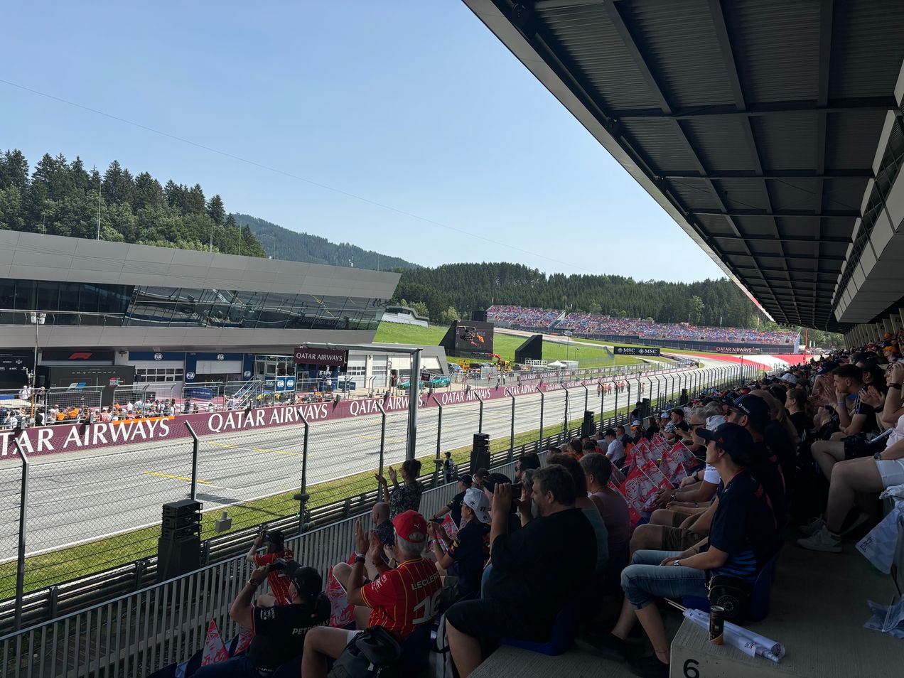 Fans op de hoofdtribune van Red Bull Ring
