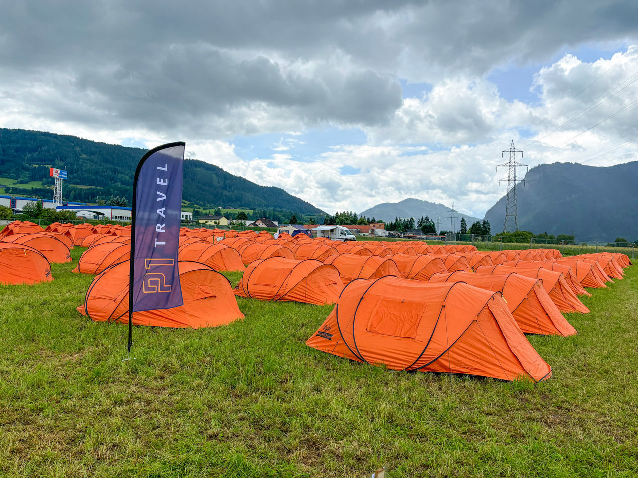 Tentes orange de P1 Travel au Grand Prix d'Autriche