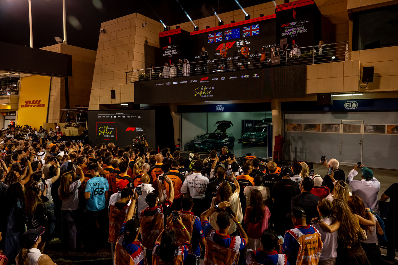Fans, die an der Podiumszeremonie beim Grand Prix von Bahrain teilnehmen