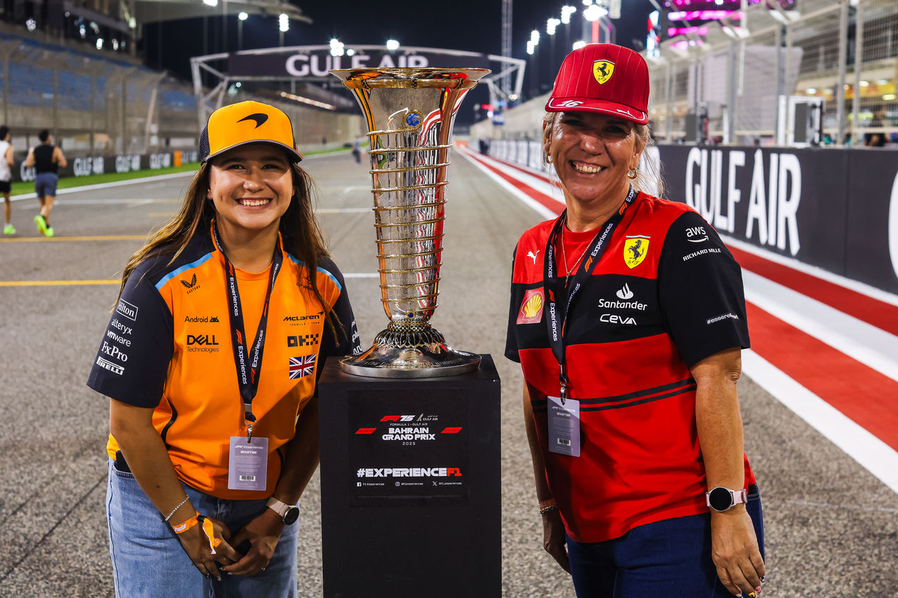 Fans posieren mit der F1-Trophäe während des F1-Erlebniswochenendes
