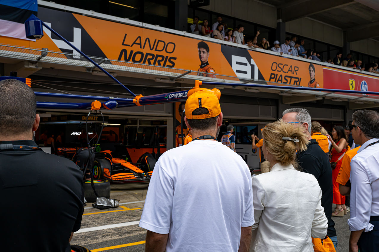Fans vor dem McLaren-Fahrerlager während des Pit Lane Walk