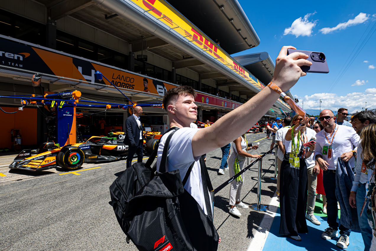Ein Gast von F1 Experiences macht ein Selfie mit den McLaren-Paddocks