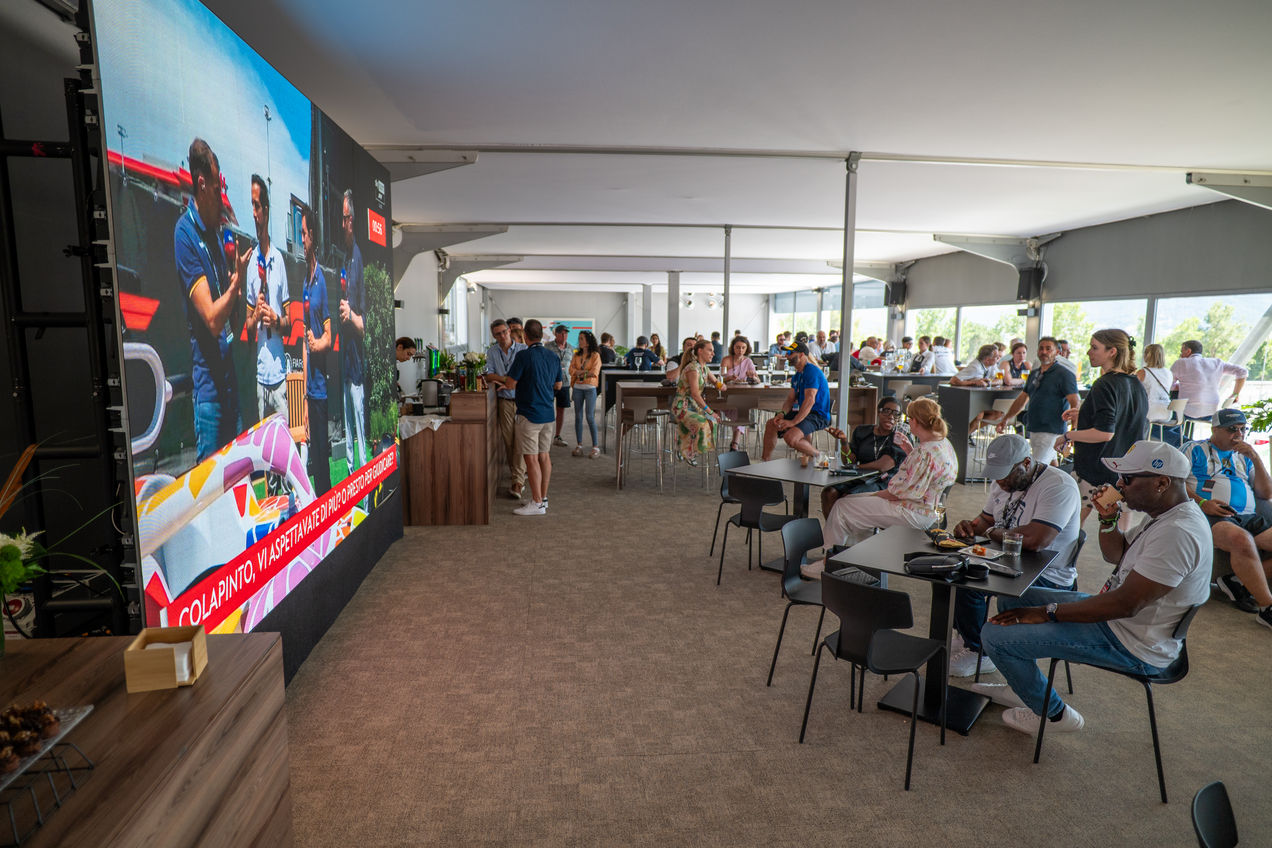 Retransmisión en directo en el salón del Garden Club para que no te pierdas nada de la acción en la pista