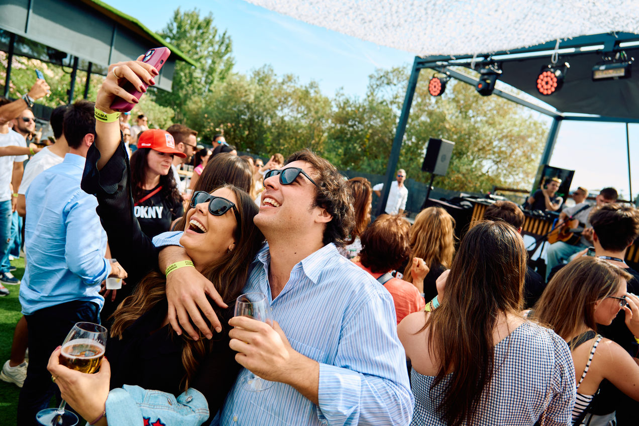 Los huéspedes de Panorama Village disfrutan de la fiesta tras las carreras del día