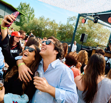 Los huéspedes de Panorama Village disfrutan de la fiesta tras las carreras del día