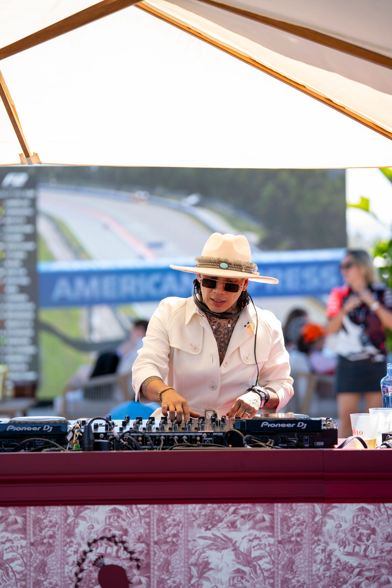 DJ en el Pit Lane Lounge durante el GP de Barcelona