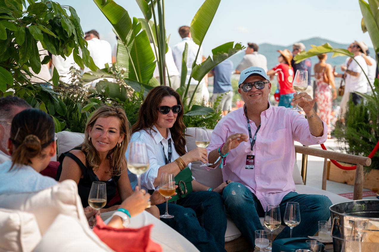 Los invitados del Pit Lane Lounge disfrutan de una copa en la terraza cubierta