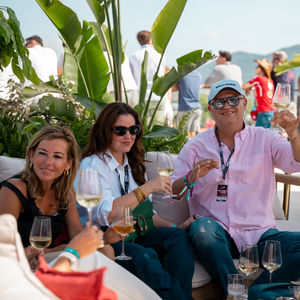 Los invitados del Pit Lane Lounge disfrutan de una copa en la terraza cubierta