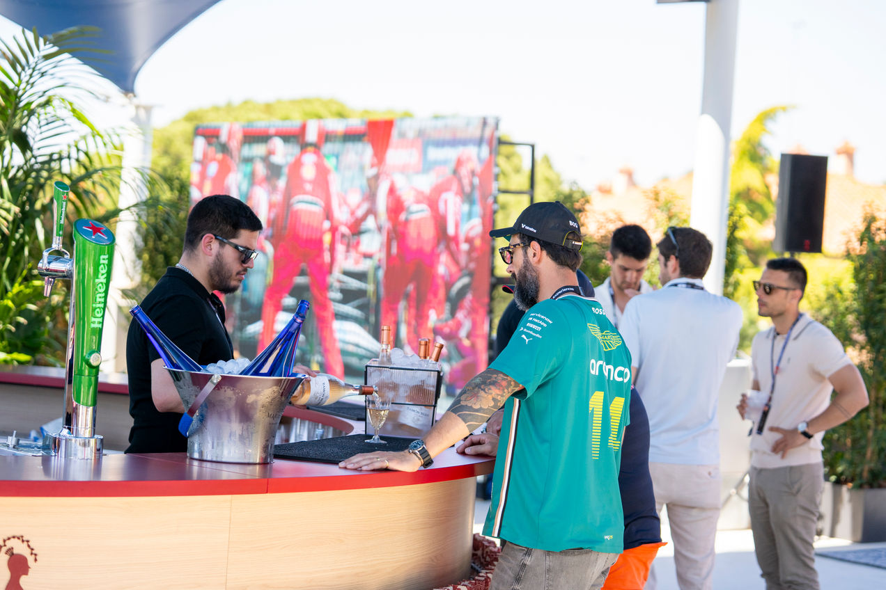 Uno de los bares del Pit Lane Lounge del Circuit de Barcelona-Catalunya
