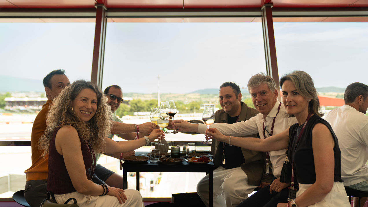 Los huéspedes del Rooftop Lounge comparten una copa en la zona interior del local