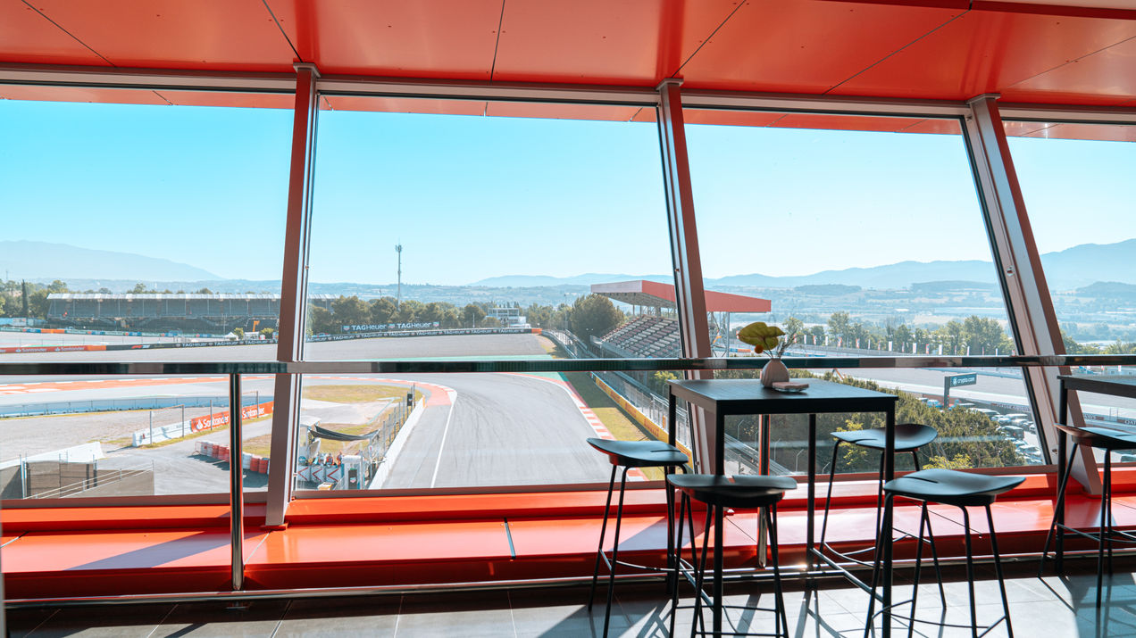 El Rooftop Lounge se extiende sobre la pista, ofreciéndote unas vistas increíbles