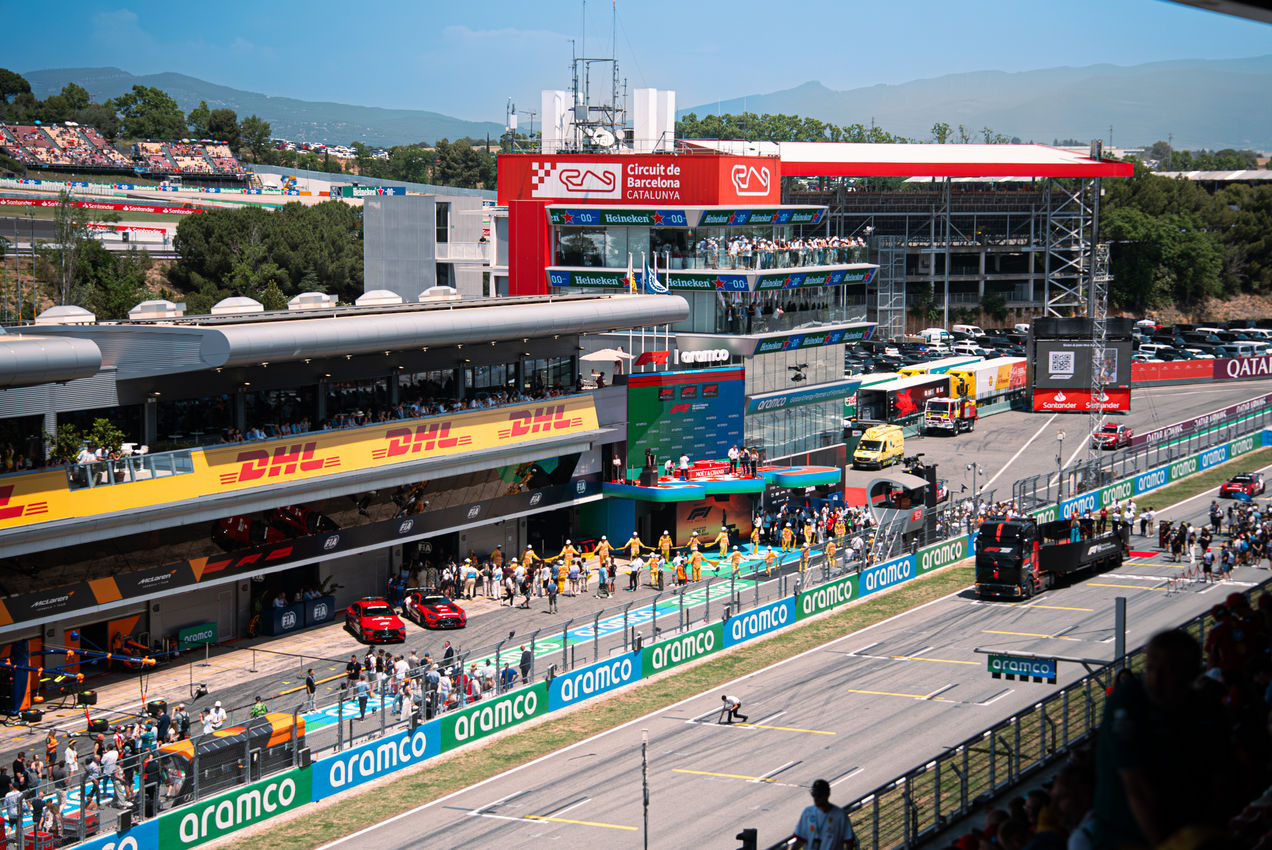 Vista de la recta principal desde el Sky View Racing Lounge