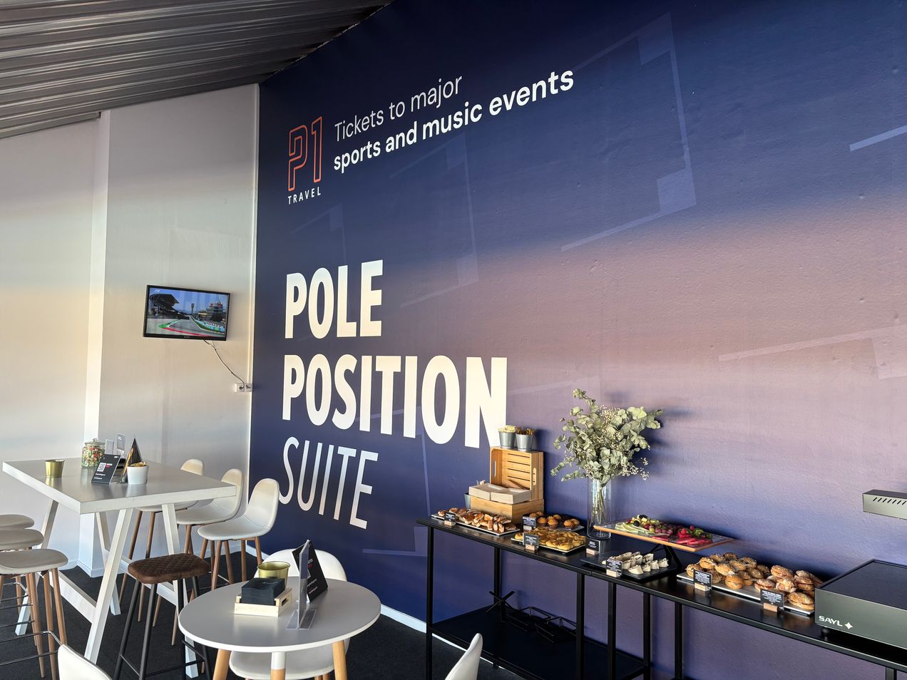 El interior de la suite Pole Position en la recta principal del Circuit de Barcelona-Catalunya.