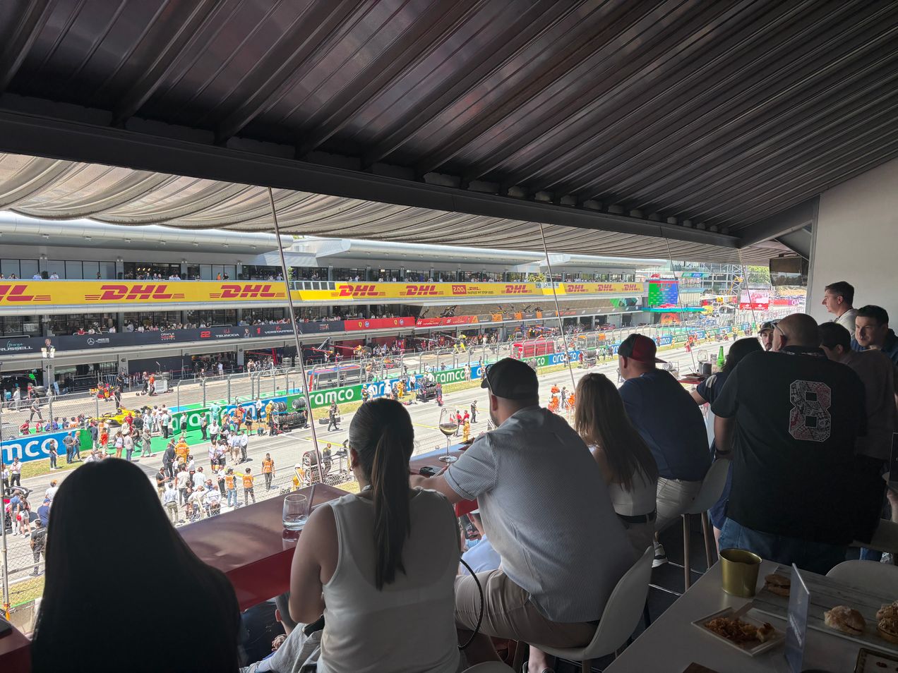 Los invitados de la suite Pole Position observan cómo se prepara la F1 para el inicio de la carrera