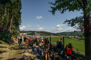 Aficionados a la F1 de pie en la zona Bronze General Admission de Spa-Francorchamps