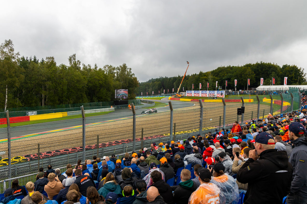 Die berühmte Combes-Kurve von Spa-Francorchamps mit Fans auf der Tribüne