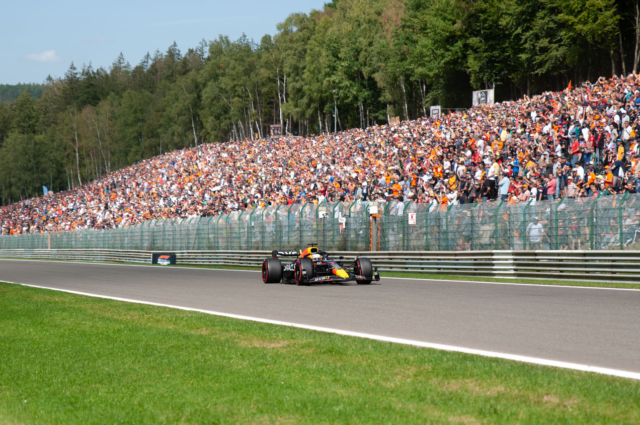 Une voiture de Formule 1 Red Bull passe devant une tribune remplie de fans de F1
