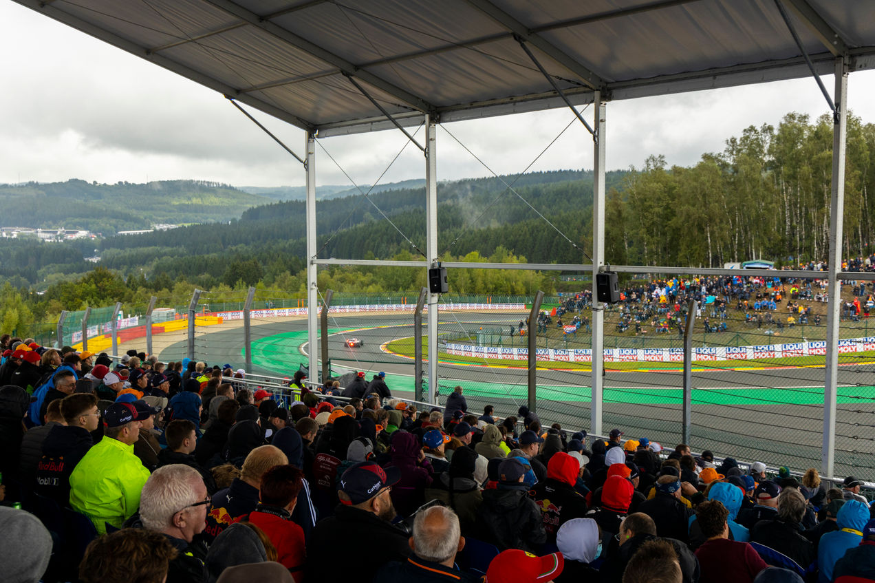 F1-fans op de overdekte Silver 4-tribune van Spa-Francorchamps