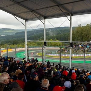 F1-Fans auf der überdachten Silver-4-Tribüne von Spa-Francorchamps