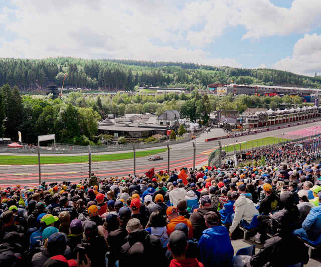 La vista de la famosa sección Eau Rouge desde la tribuna del Gran Premio de Bélgica.