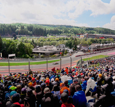 Het uitzicht op het beroemde Eau Rouge-gedeelte vanaf de tribune tijdens de Belgische GP