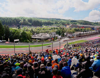 La vue sur le célèbre virage de l'Eau Rouge depuis la tribune du Grand Prix de Belgique