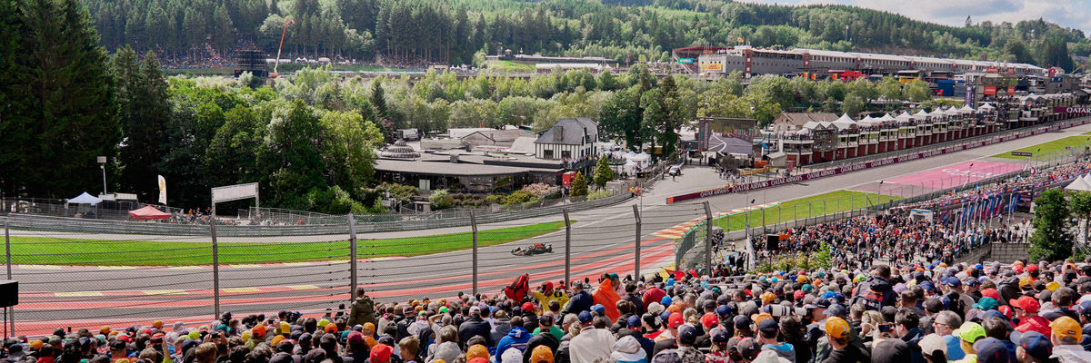 Der Blick auf die berühmte Eau Rouge-Kurve von der Tribüne beim Grand Prix von Belgien